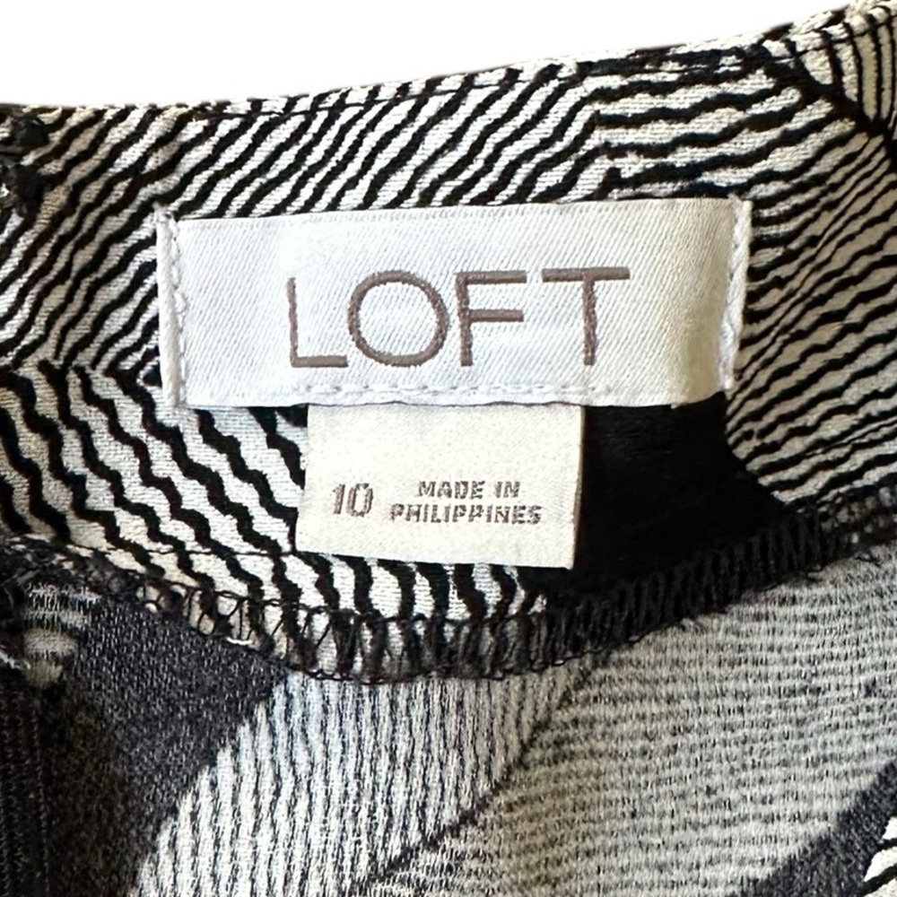 LOFT black & white leaf pattern criss cross front flutter sleeve romper size 10 - Picture 5 of 8